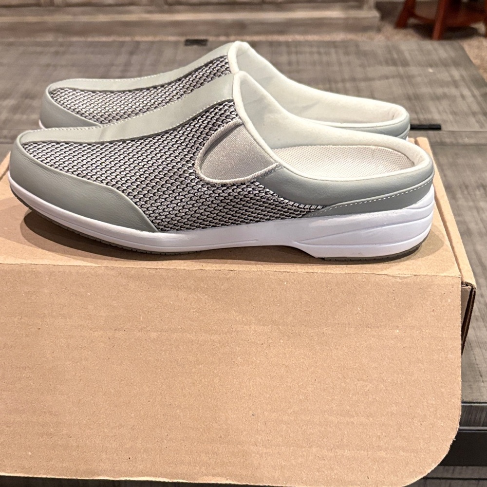 Propet slip on shoes in size 9 1/2 N.
